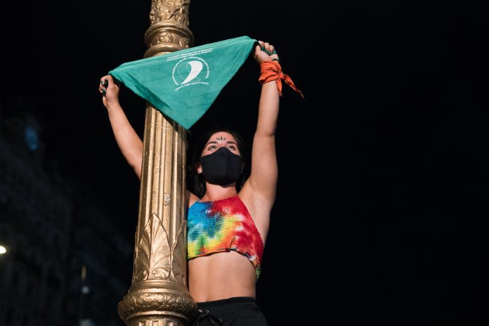 A cinco años de la legalización del aborto: una marea de pañuelos verdes en las calles y el fantasma del rechazo del Congreso