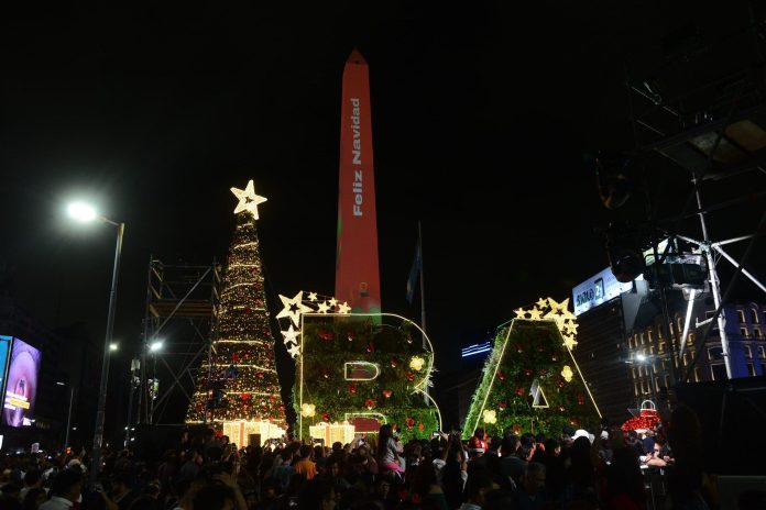 Así fue el momento en el que encendieron el árbol de Navidad del Obelisco