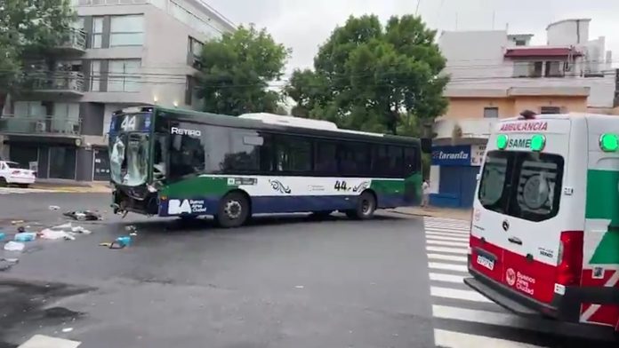 Chocaron un colectivo y un camión de repartos en Nueva Pompeya: hay tres heridos