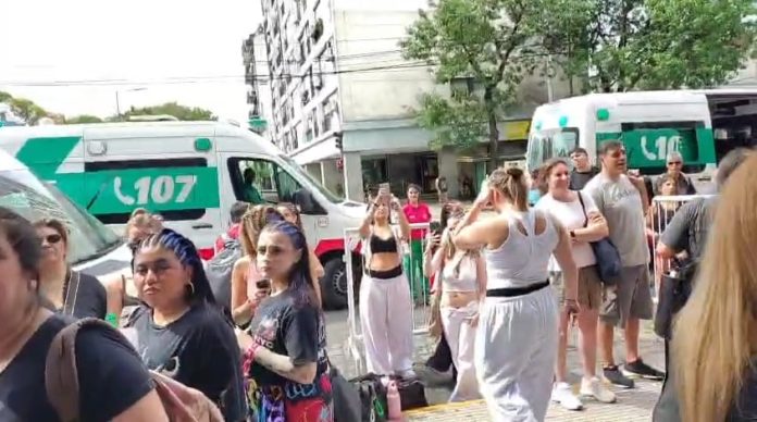 Clausuraron un teatro durante un concurso de baile: sobrevendieron entradas y hubo chicos desmayados por falta de ventilación