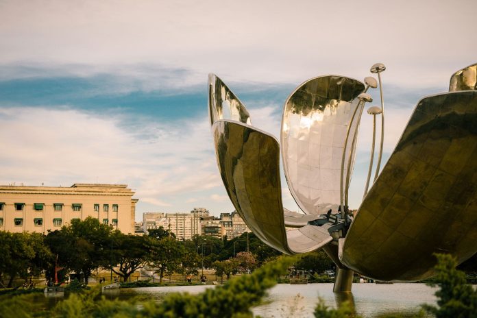 Completaron la estructura de la Floralis Genérica en Recoleta después de dos años de trabajo