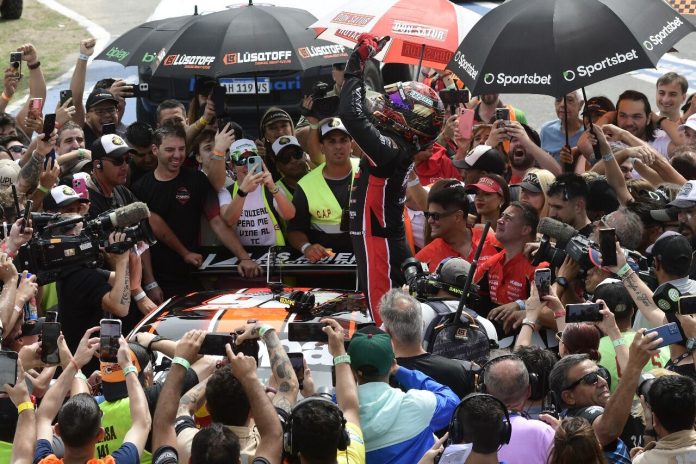 De las lágrimas a la gloria: Agustín Canapino ganó en La Plata y es quíntuple campeón de TC