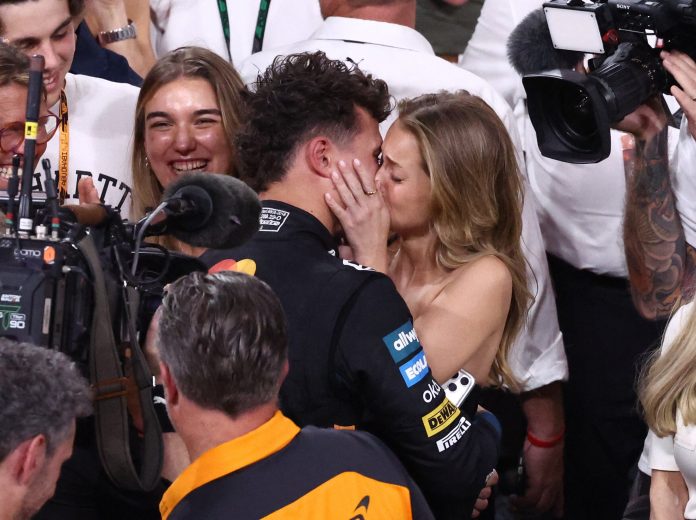 El apasionado beso de Lando Norris con su novia Magui Corceiro tras ser campeón de la Fórmula 1 que dio que hablar