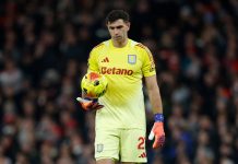 El Aston Villa del Dibu Martínez perdió 4-1 contra Arsenal y se alejó de la cima de la Premier League