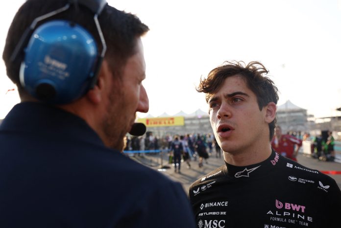 El gesto de Colapinto por radio con el equipo y el cálido saludo de su ingeniero en Alpine durante el GP de Abu Dhabi de F1