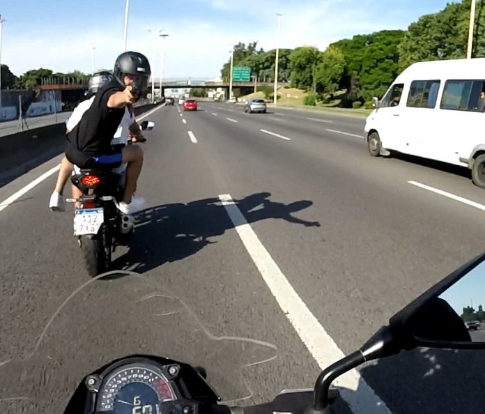 El video del brutal robo a un motociclista en la autopista Ricchieri: lo abordaron entre seis a punta de pistola