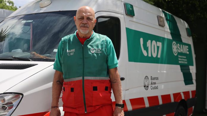 Entre sirenas, accidentes y al filo de las lágrimas: cómo es un día en la vida del chofer de la ambulancia de Alberto Crescenti