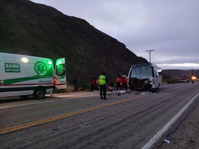 Impactante choque fatal en Jujuy entre un colectivo y un camión: un muerto y 22 heridos