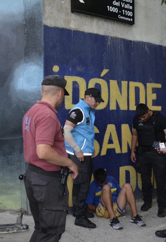 Intentó robar una cadenita en el ingreso a La Bombonera y se vio en vivo por TV cómo lo corría la Policía