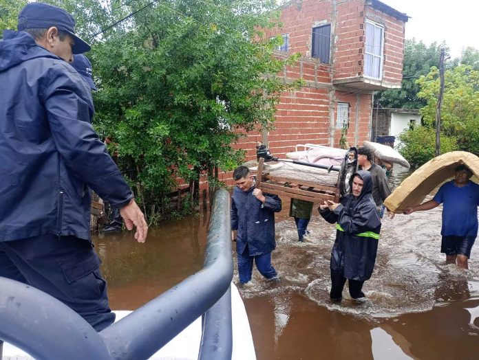 Inundaciones en Corrientes: más de 300 evacuados en San Luis del Palmar, la zona más complicada donde la lluvia no da tregua