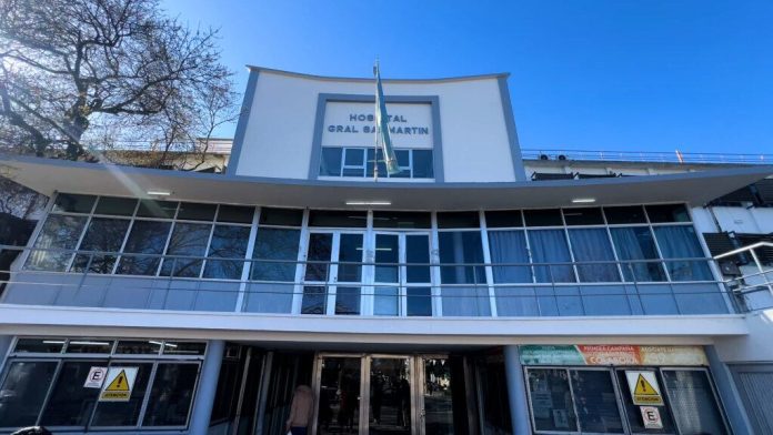 La Plata: un ciclista se accidentó mientras circulaba por un túnel, golpeó contra una pared y murió