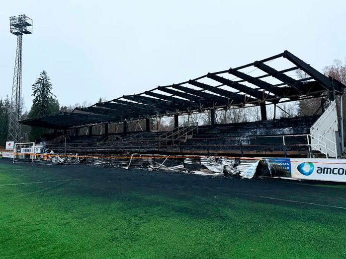 Las impactantes imágenes del incendio en el estadio de un club europeo tras el descenso a segunda división