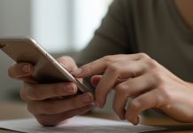 Le quiso comprar el celular a un vecino y encontró material de abuso sexual infantil: también aparecía su hija