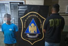 Lo buscaban por apuñalar y matar a su novio y cuando lo atraparon aún tenía manchas de sangre en la ropa