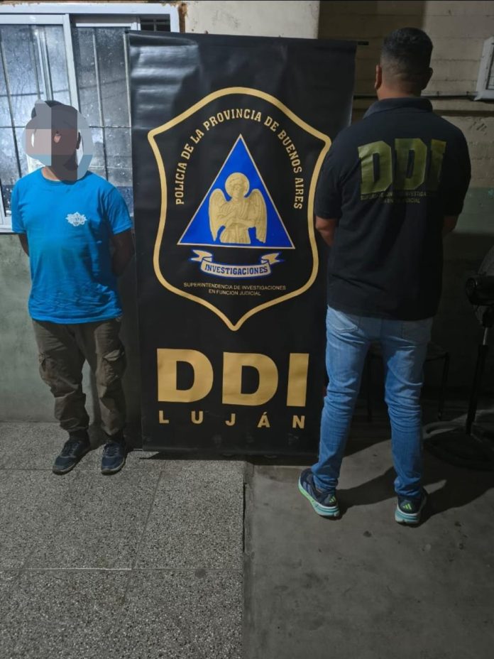 Lo buscaban por apuñalar y matar a su novio y cuando lo atraparon aún tenía manchas de sangre en la ropa