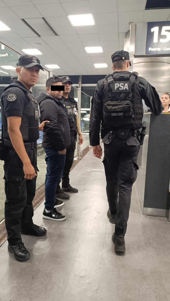 Lo echaron de Italia y quiso entrar al país con documentos falsos: fingió un desmayo, pero igual lo expulsaron