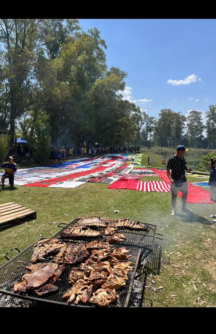 Los videos y fotos de la despedida del año de La Doce, la barra de Boca Juniors: la ostentación de las banderas robadas