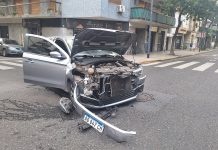 Manejó cinco cuadras a contramano por una avenida del barrio porteño de Flores, chocó y volcó: hay seis heridos