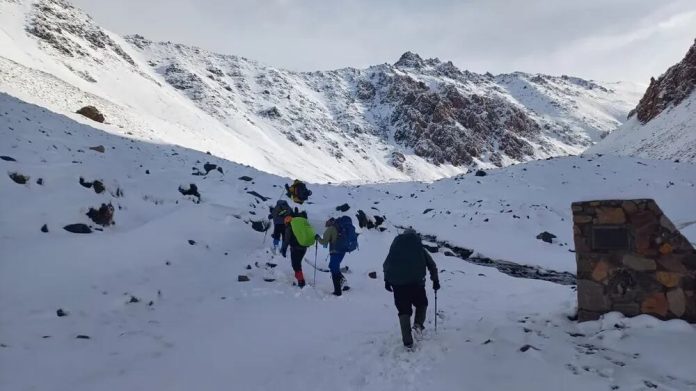 Mendoza: cinco andinistas se extraviaron en el Cerro Punta Negra y fueron rescatados tras un amplio operativo
