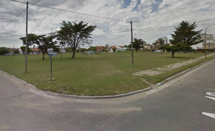 Perdió el control de su camioneta y chocó contra el paredón de una plaza en Miramar: hay dos muertos y una herida