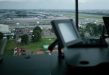 Tres turistas borrachos provocaron disturbios dentro de un avión y fueron bajados en Aeroparque