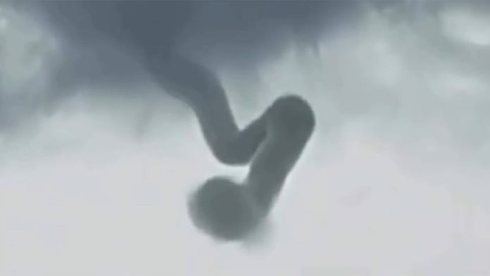 Un extraño fenómeno climático formó un “embudo” en el cielo de Córdoba y sorprendió a turistas