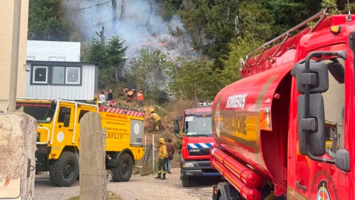 Un incendio forestal obligó a evacuar un centro de salud en Bariloche