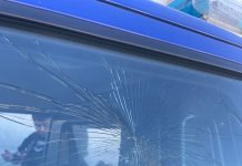 Video: un limpiavidrios protagonizó una pelea callejera y rompió un patrullero cuando se lo llevaban detenido