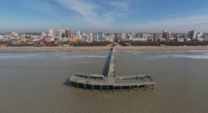 Buscan intensamente a un hombre que desapareció en el mar de Santa Teresita