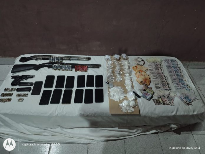 “Controle su vuelto”: cayó una banda narco que vendía droga por una ventanilla blindada similar a la de los bancos