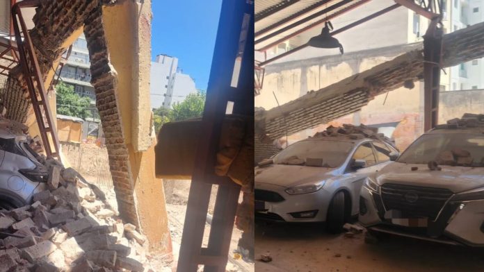Córdoba: se derrumbó la medianera de una cochera y varios autos quedaron bajo los escombros