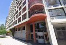 Cuidó durante meses a una mujer mayor para ganarse su confianza y le robó una caja fuerte con joyas y dólares