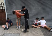 Desvalijaban departamentos y fueron detenidos a cuatro cuadras del Obelisco en medio de un robo