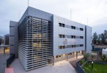 Detuvieron a una mujer por negarse a que su bebé reciba atención médica e investigan un caso de maltrato infantil