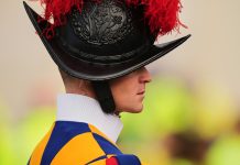 El ejército de 135 soldados que protege al Papa: cómo la Guardia Suiza pasó de ser un cuerpo de mercenarios a un grupo de élite