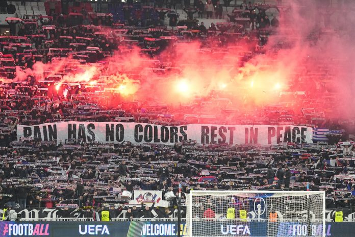 El emotivo minuto de silencio y los conmovedores homenajes por el fatal accidente en el que murieron 7 fanáticos del PAOK de Grecia