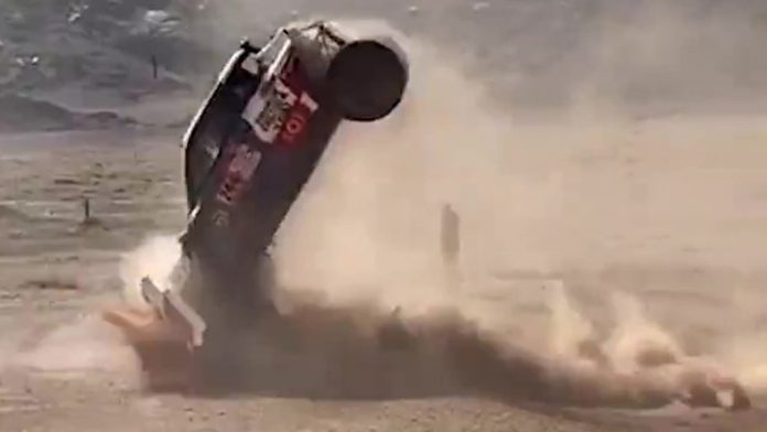 Escalofriante accidente en el Dakar: dio varias vueltas, el vehículo quedó destrozado y abandonó la competencia