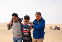 Escalofriante caída en el Rally Dakar: salió despedido de su moto, sufrió una grave lesión y debió ser trasladado en helicóptero en un día accidentado