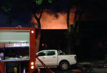 Impactante incendio en Parque Chas: se produjo un derrumbe debido a las llamas y hay varias personas evacuadas