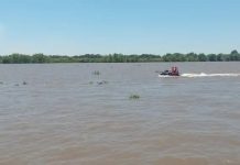 Imputarán hoy al joven que asesinó a su padre en el río Paraná mientras se intensifica la búsqueda del cuerpo