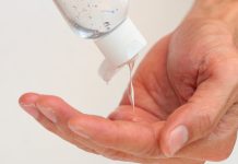 La ANMAT prohibió la venta de un alcohol sanitizante y de productos capilares por ser un riesgo para la salud