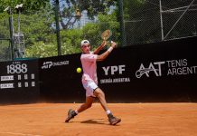 La promesa del tenis argentino que mide casi 2 metros y usa un golpe en peligro de extinción: “Siempre miré mucho a Federer y a Del Potro”