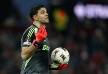 La sensacional doble atajada del Dibu Martínez para la victoria 3-2 del Aston Villa sobre el Salzburgo por la Europa League