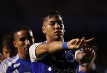 Le arrojaron un vaso durante un festejo de gol, lo atajó en el aire y se lo tomó: “Sólo lo vi venir y lo agarré”