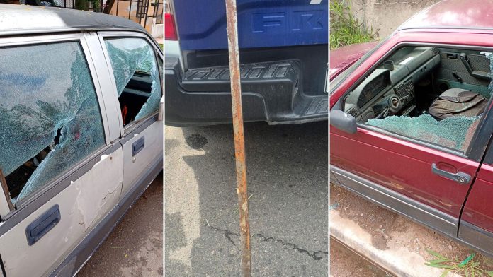 Locura en Córdoba: un hombre discutió con su padre y le rompió los vidrios de tres autos con un caño