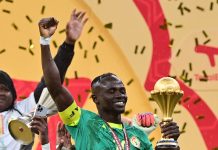 Parcelas exclusivas, distinciones de máximo rango y miles de dólares: los increíbles premios del presidente de Senegal al plantel