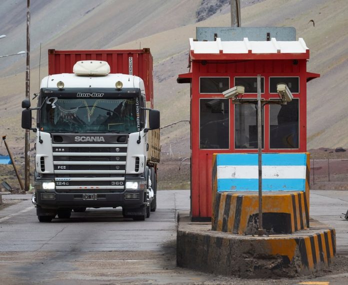 Se reportaron complicaciones en la ruta que conecta a Mendoza con Chile, tras el fuerte temporal de lluvia y granizo