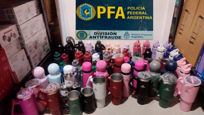 Secuestraron vasos, termos, mates y botellas falsos de una marca top: por qué son riesgosos para la salud