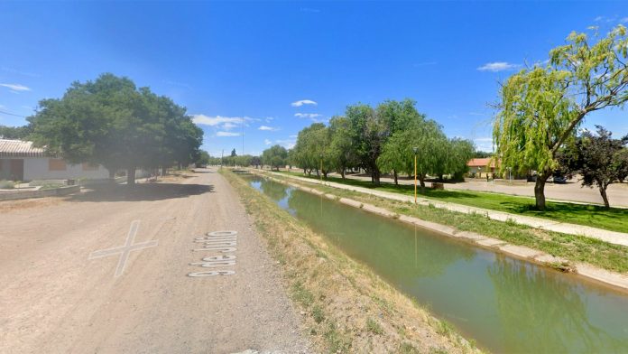 Tragedia en Río Negro: una pareja de adolescentes volcó, cayó a un canal y murió su bebé de un año