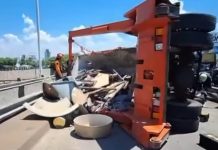 Un camión con un volquete lleno de material volcó en una colectora de la avenida General Paz